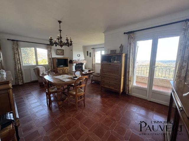 À louer – Haut de villa meublé 4 pièces de 104 m² avec jardin, cave, 2 parkings et vue mer panoramique – Magag