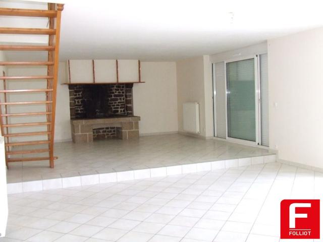 A LOUER LA LANDE D AIROU maison 6 pi�ces avec double garage et terrain clos