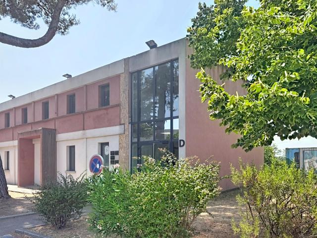 A LOUER LES PENNES MIRABEAU – LOCAUX MÉDICAUX / PARAMÉDICAUX & BUREAUX – 15 À 150 M² – PARKING – FIBRE