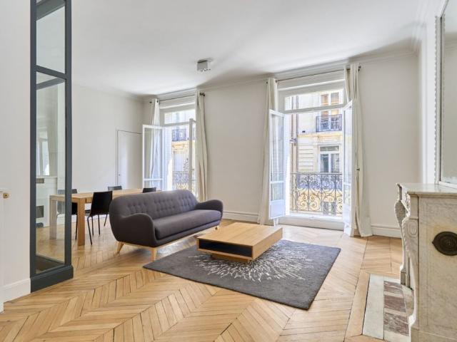 A louer LOCATION MEUBLÉE PARIS 75008 2 pièces balcon TRIANGLE D'OR