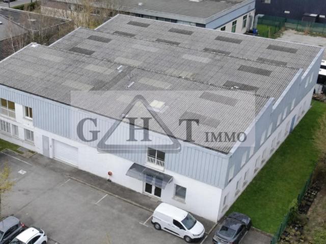 À LOUER: LOCAUX D’ACTIVITÉS BUC 1470m²