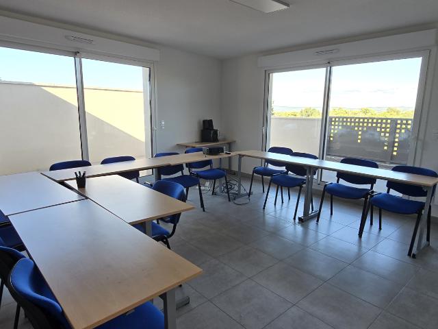 à louer locaux professionnels de 87m2 avec grande terrasse et parkings à Clermont l'Hérault