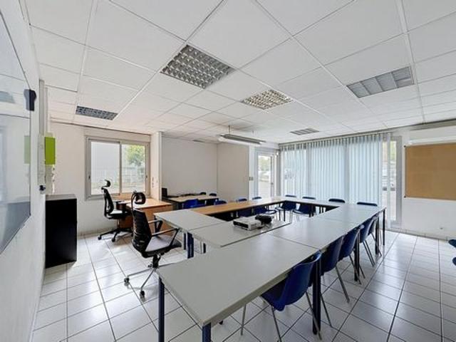 A louer local commercial 133 m² agréable et équipé