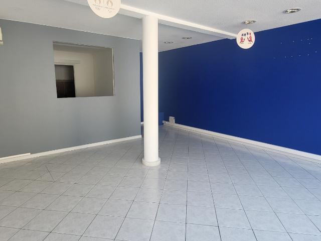A LOUER: LOCAL COMMERCIAL A SAINT LAURENT DE LA SALANQUE: 52m2