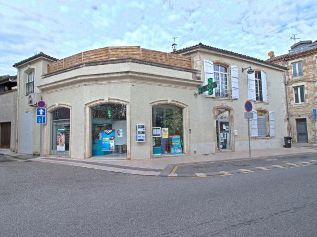 À LOUER Local commercial d'angle de 160 m2 avec 5 vitrines