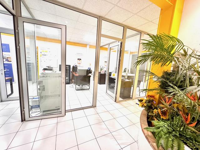 A LOUER LOCAL COMMERCIAL DE 256 m2 AVEC ENTREPOT CLIMATISE ZA DE VAISON LA ROMAINE