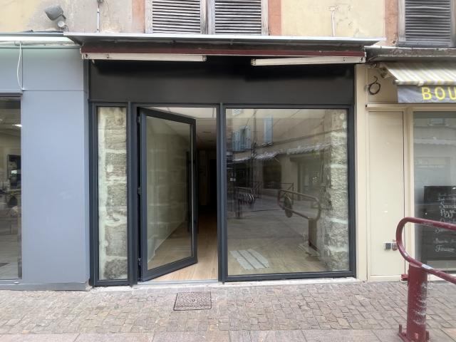 A louer local commercial toutes activités dans Rue commerçante d Espalion