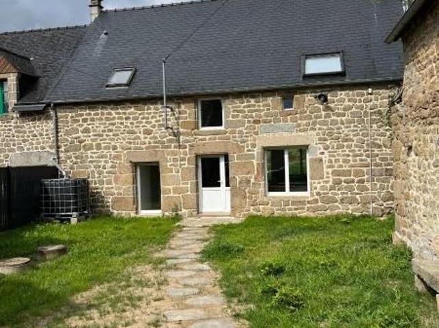 A LOUER Longère rénovée 92m² En campagne, au calme dans un petit hameau, une maison d'habi.