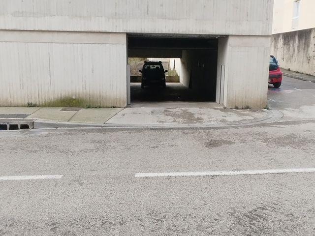 A louer Parking face au commisseriat de NIMES