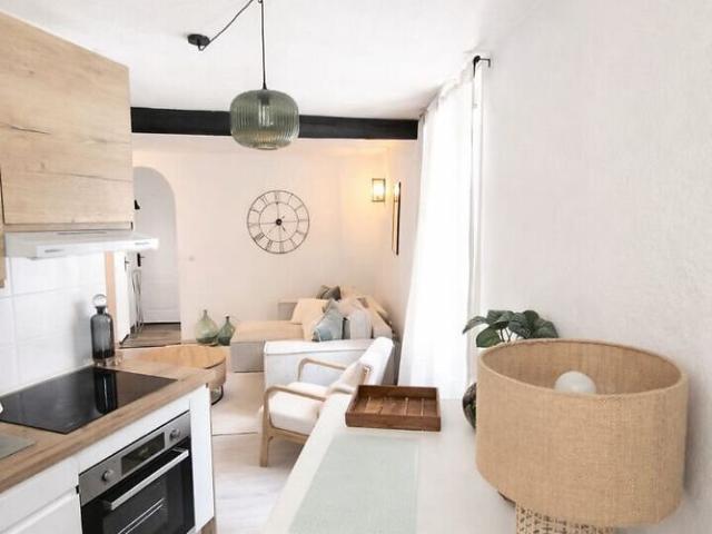 A LOUER PERTUIS 84120 CENTRE VILLE APPARTEMENT MEUBLE D'ENVIRON 40M²