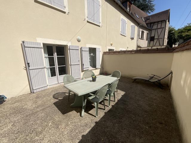 À LOUER Quartier Poulies T1 avec grande Terrasse