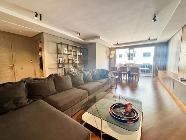 À louer RACINE Appart chic et très moderne refait à neuf matériaux nobles. Superficie 151 m². Avec ascenseur et terrasse. Clim et chauffage centralisés