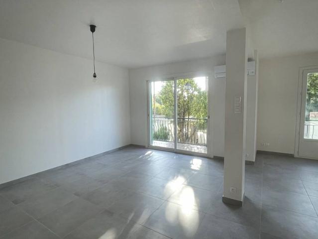 A louer, rdc surélevé d'une maison de ville, appartement 3 pièces entièrement rénové avec terrasse, jardin et garage Saint Julien 13012 Marseille