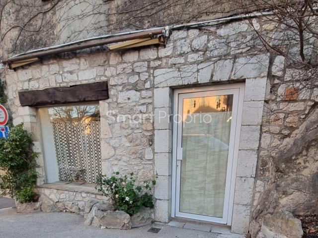 À louer St Cézaire sur Siagne Local professionnel ou commercial refait à neuf cœur de village
