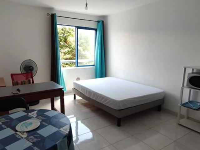 A LOUER STUDIO 21,06m2 environ SAINTE CLOTILDE 546 EUR