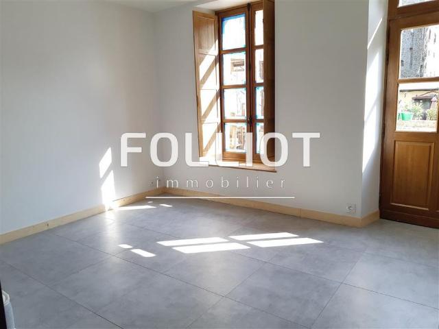 A LOUER: Studio avec terrasse Fougeres r�f: 2319AB DUG