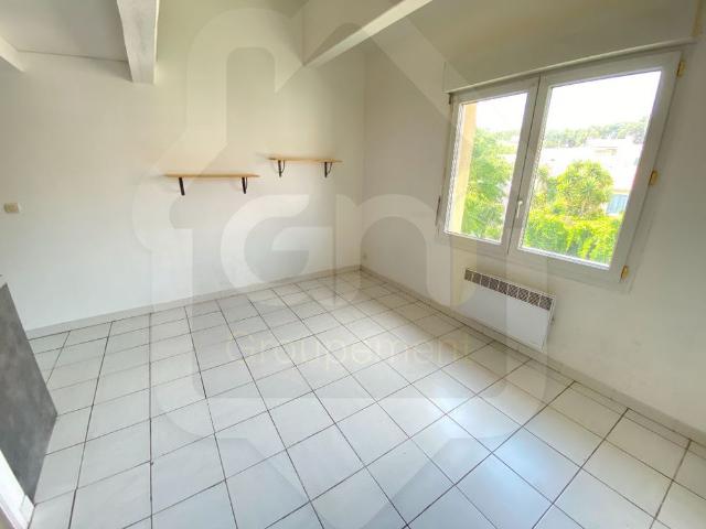 A LOUER STUDIO DE 22,14 M2 CENTRE VILLE DE SAUSSET LES PINS