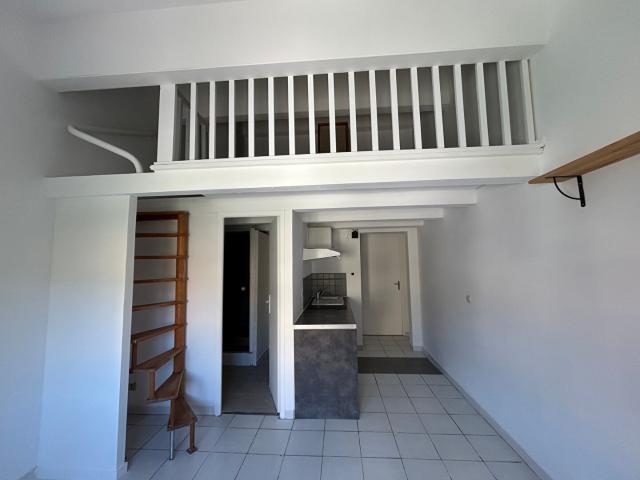 A LOUER STUDIO DE 22,14 M2 CENTRE VILLE DE SAUSSET LES PINS