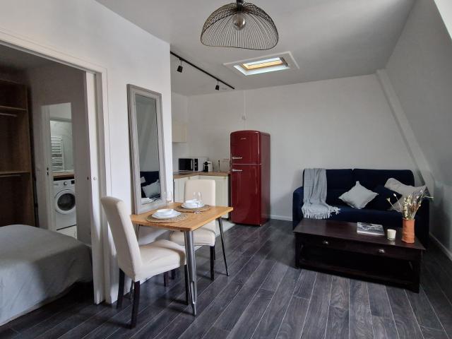 À LOUER Studio de 28,10 m2 avec ascenseur Boulevard Malesherbes, dans un bel immeuble en pierre de taille