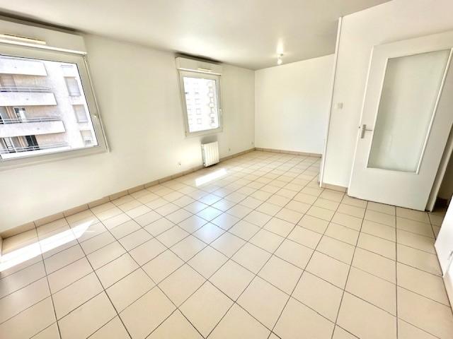 A LOUER STUDIO DE 29.14M2 COEUR CHARPENNES RUE HENRI ROLLAND VILLEURBANNE