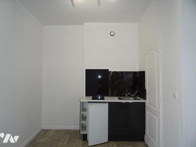 A LOUER STUDIO en HYPER CENTRE de REIMS PROCHE TRAMWAY CATHEDRALE RUE DE VESLE
