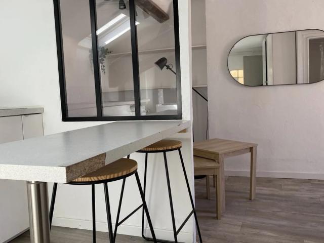 A Louer Studio Marseille Castellane / Préfecture 17 m2 dernier étage