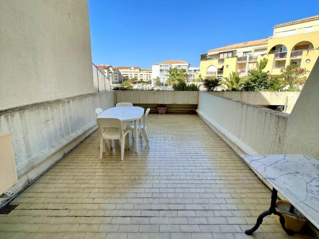 A louer Studio meublé 18 m2 avec grande terrasse Vue canal