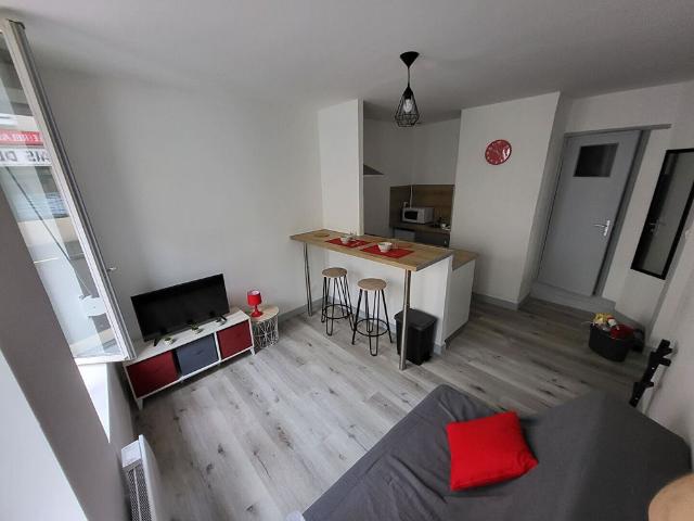 A LOUER STUDIO MEUBLE CENTRE VILLE DE ST QUENTIN 02100