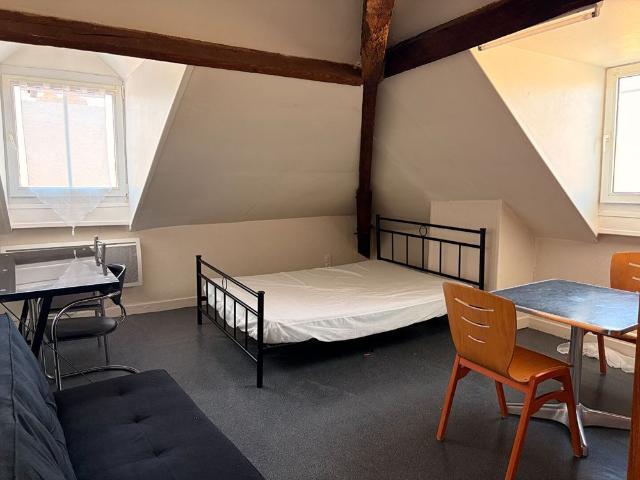 A LOUER STUDIO MEUBLE CENTRE VILLE DE ST QUENTIN 02100
