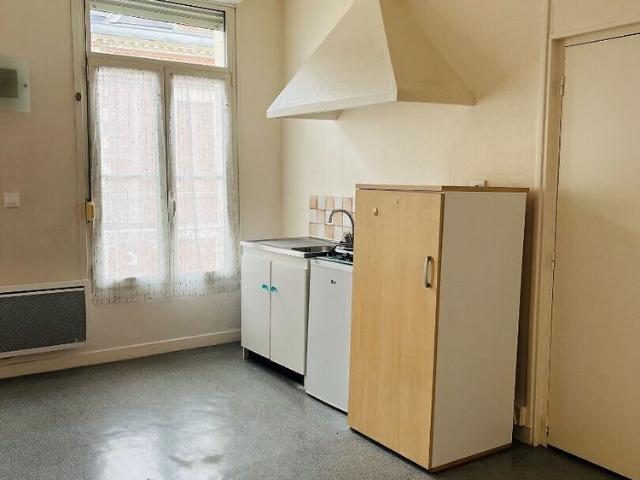 A LOUER STUDIO MEUBLE CENTRE VILLE DE ST QUENTIN 02100