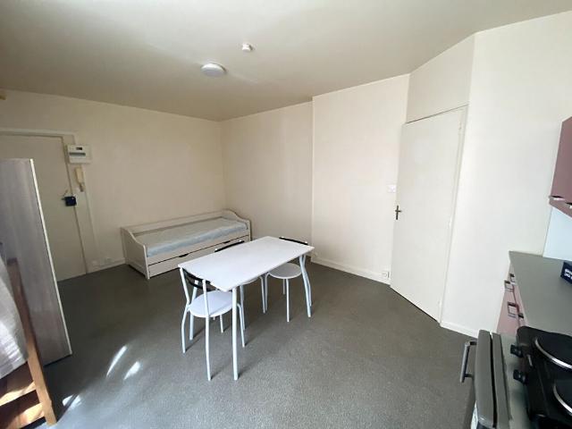 A LOUER STUDIO MEUBLE CENTRE VILLE DE ST QUENYIN 02100
