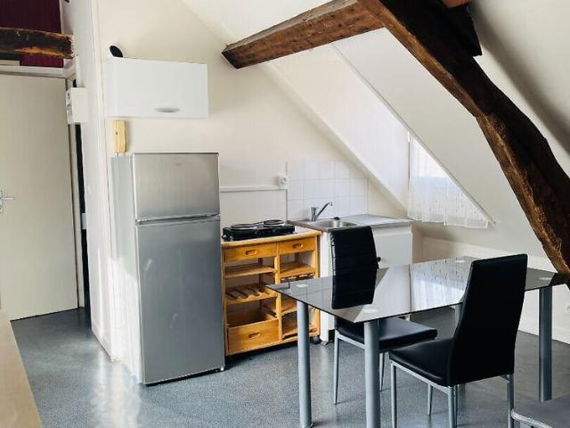 A LOUER STUDIO MEUBLE CENTRE VILLE 02100 ST QUENTIN