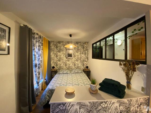 A louer studio meublé au 1er étage de 30.67m² en plein centre ville de PONT AUDEMER, situé dans.