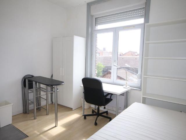 À LOUER – STUDIO MEUBLÉ de 12 m², Rue Adolphe – VAUBAN réf 710 2C