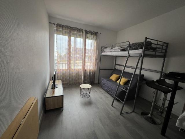 A LOUER: Studio meublé de 14.93m² place de parking