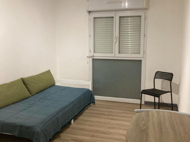 A LOUER STUDIO MEUBLE STE CLOTILDE PROCHE FAC
