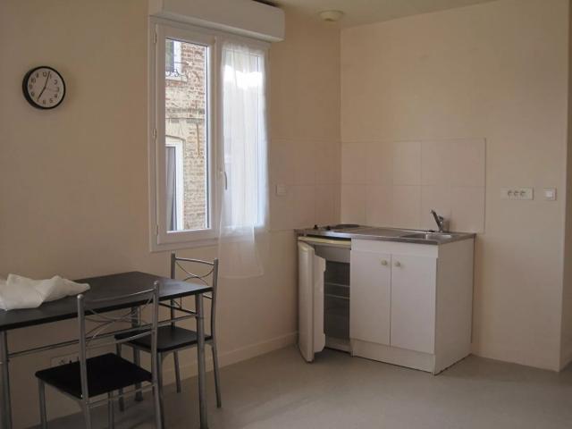 A LOUER STUDIO MEUBLE PROCHE CENTRE VILLE A ST QUENTIN 02100