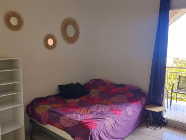 A LOUER STUDIO MEUBLE PROCHE FAC LE TAMPON