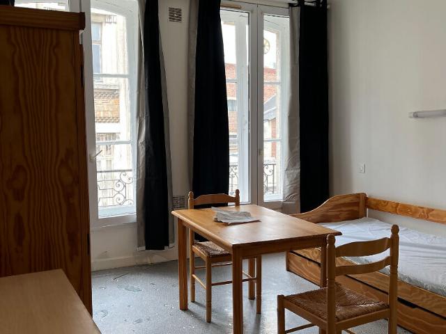 A LOUER STUDIO MEUBLE PROCHE GARE DE ST QUENTIN 02100