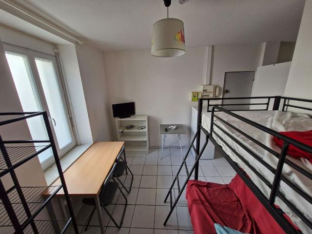 A LOUER STUDIO MEUBLE RDC PORT LA NOUVELLE