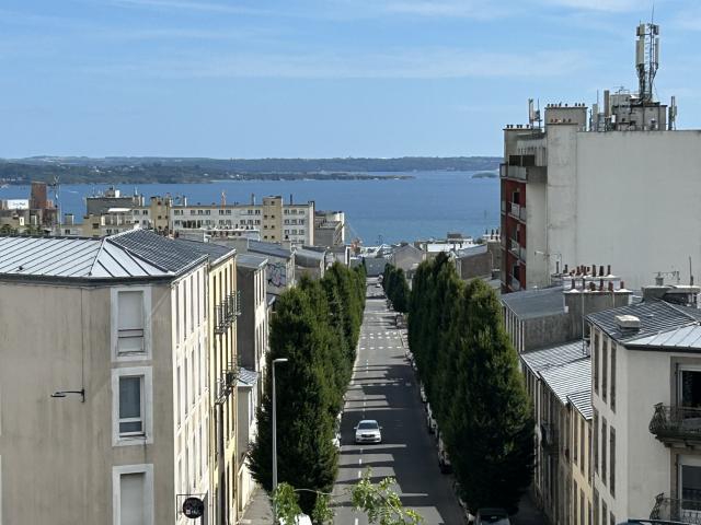 À LOUER Studio meublé refait à neuf avec vue mer latérale Brest Centre