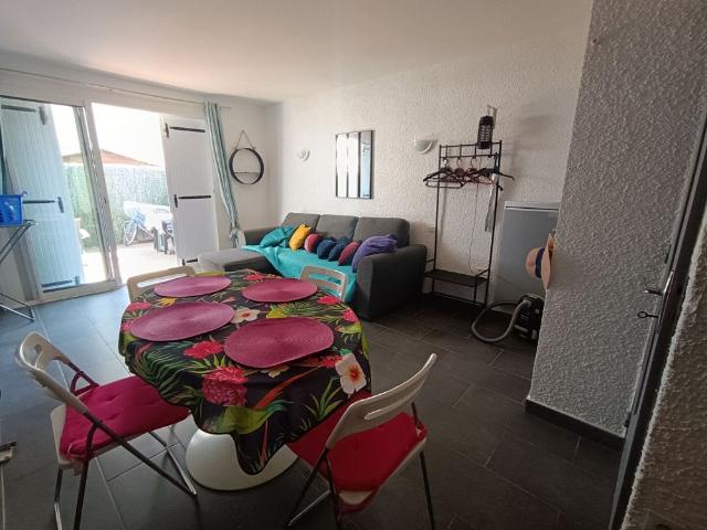 A LOUER STUDIO MEUBLE TERRASSE PORT LA NOUVELLE