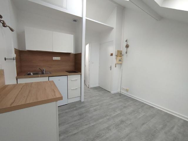 À LOUER – STUDIO NON MEUBLÉ de 17.45 m², Rue Adolphe – VAUBAN réf 8ADOLPHE 668007