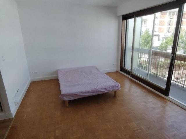 A LOUER STUDIO PARIS XVème 29,74m² BALCON