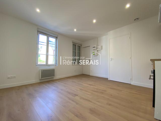 A LOUER Studio plein centre Domfront REF 14161