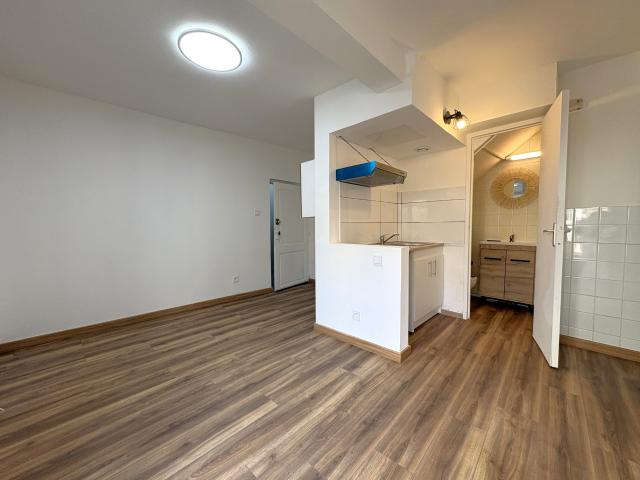 À louer Studio rénové au 1er étage