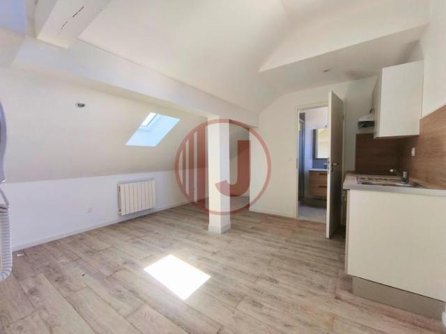 À louer Studio rénové et lumineux de 18 m2 au sol au 4ème