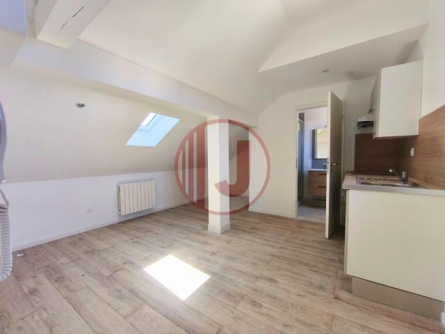 À louer Studio rénové et lumineux de 18 m2 au sol au 4ème étage Mulhouse Nouveau Bassin