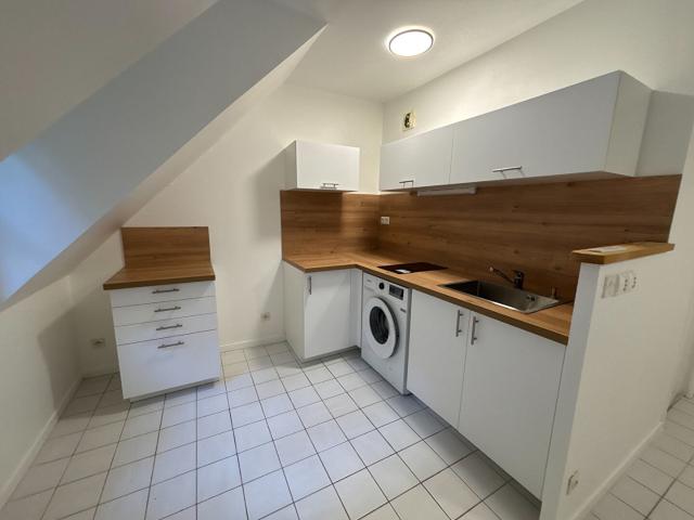À louer Studio refait à neuf avec parking et cave