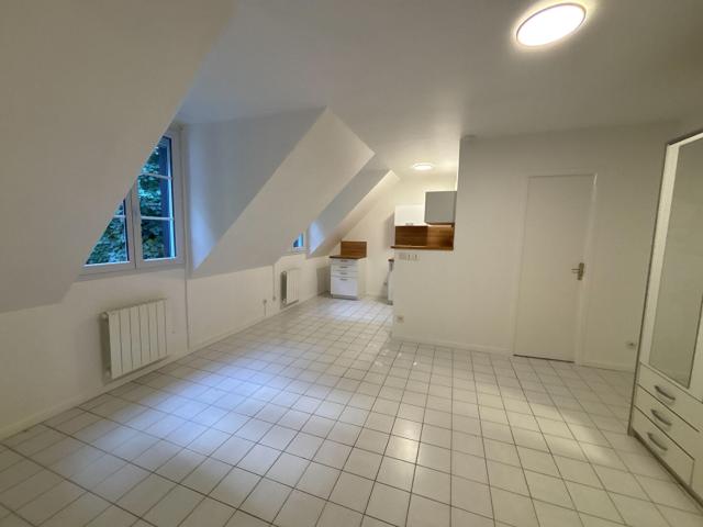 À louer Studio refait à neuf avec parking et cave